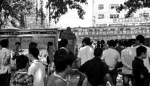 富士康员工第十跳:因加班与管理者争吵后跳楼