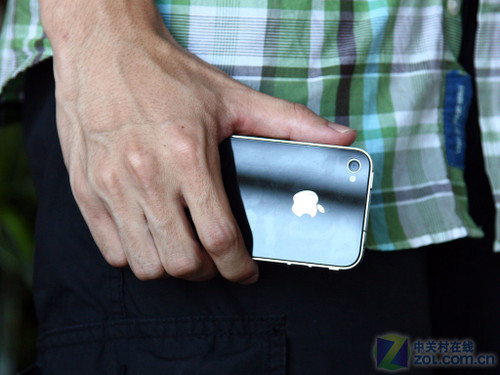ͬ��ƻ���㰮˭��iPad��iPhone 4�ľ��� 
