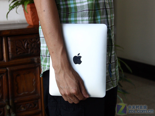 ͬ��ƻ���㰮˭��iPad��iPhone 4�ľ��� 